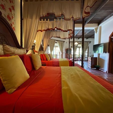 Tropicana Castle Dive Resort Powered By Cocotel Puerto Galera Habitación foto
