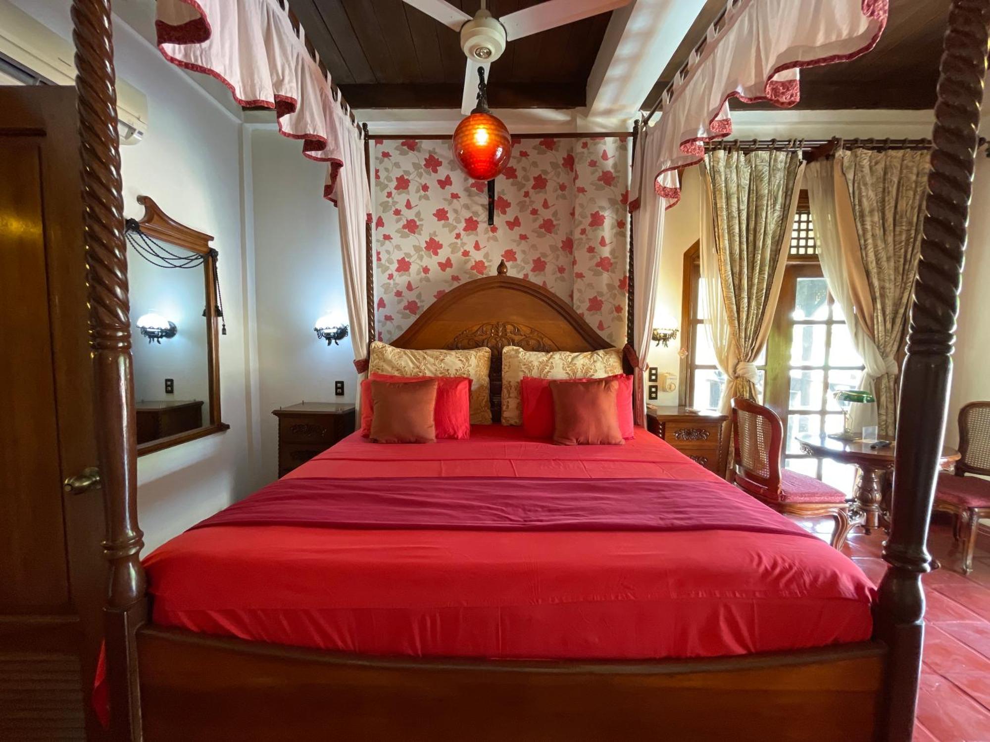 Tropicana Castle Dive Resort Powered By Cocotel Puerto Galera Habitación foto